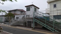 写真：三鷹跨線人道橋跡ポケットスペース